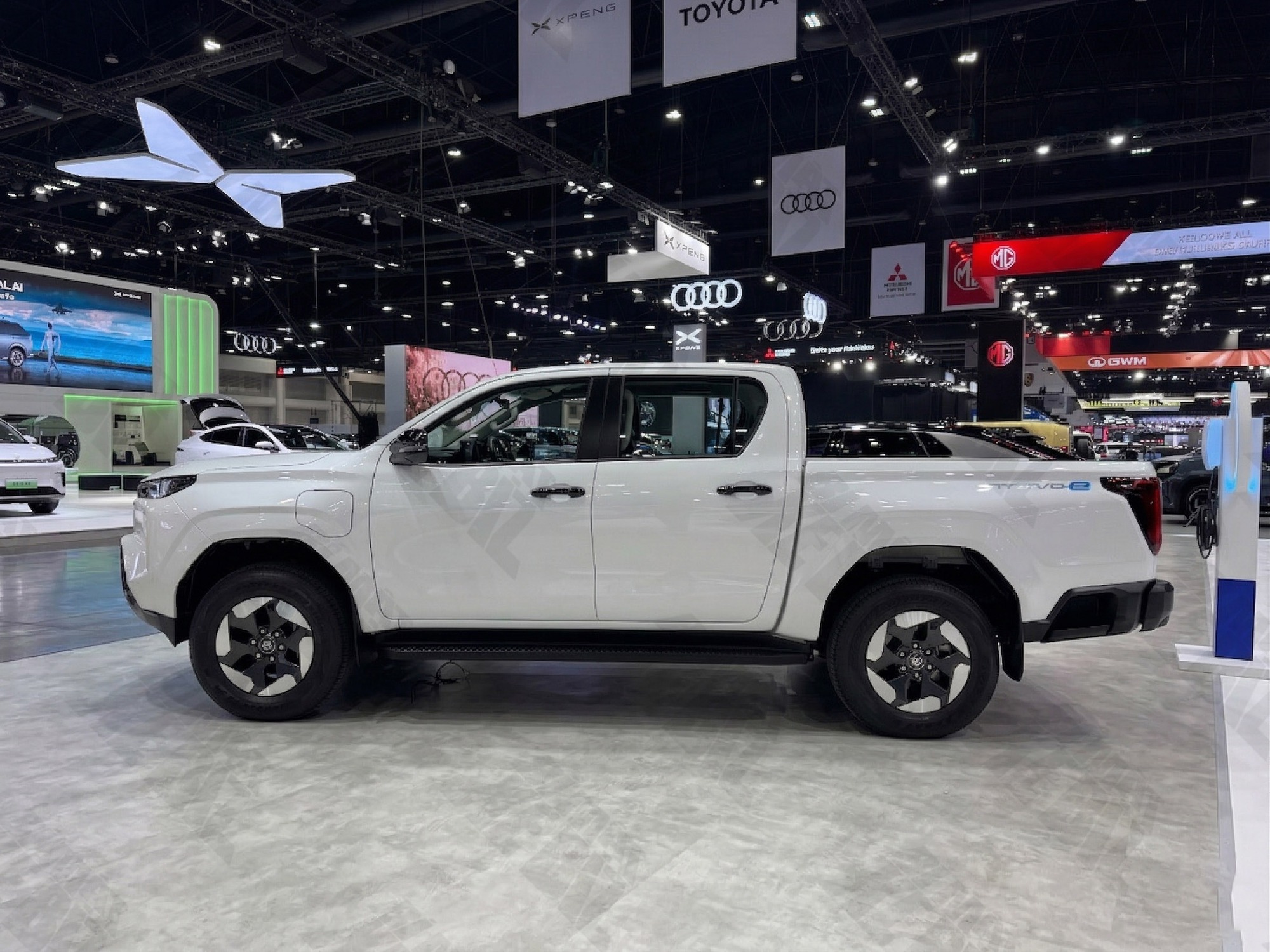 Cận cảnh Toyota Hilux điện tại BIMS 2026: Không còn 'nghèo' trang bị, màn hình như xe sang, sẵn sàng đấu sòng phẳng với Ranger về công nghệ- Ảnh 2.