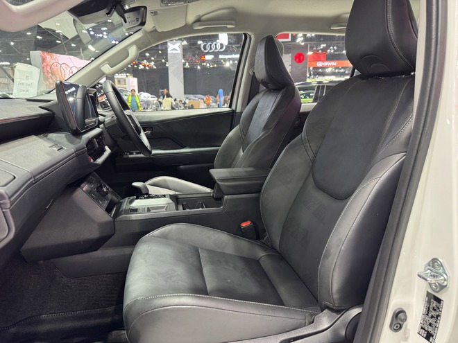 Cận cảnh Toyota Hilux điện tại BIMS 2026: Không còn 'nghèo' trang bị, màn hình như xe sang, sẵn sàng đấu sòng phẳng với Ranger về công nghệ- Ảnh 12.