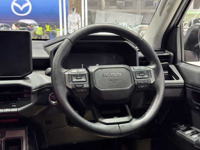 Cận cảnh Toyota Hilux điện tại BIMS 2026: Không còn 'nghèo' trang bị, màn hình như xe sang, sẵn sàng đấu sòng phẳng với Ranger về công nghệ- Ảnh 16.