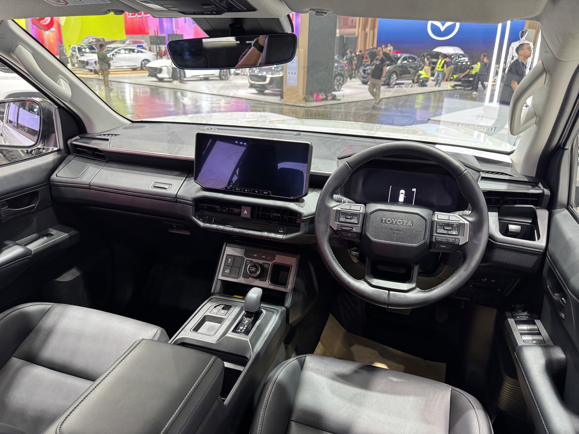 Cận cảnh Toyota Hilux điện tại BIMS 2026: Không còn 'nghèo' trang bị, màn hình như xe sang, sẵn sàng đấu sòng phẳng với Ranger về công nghệ- Ảnh 3.