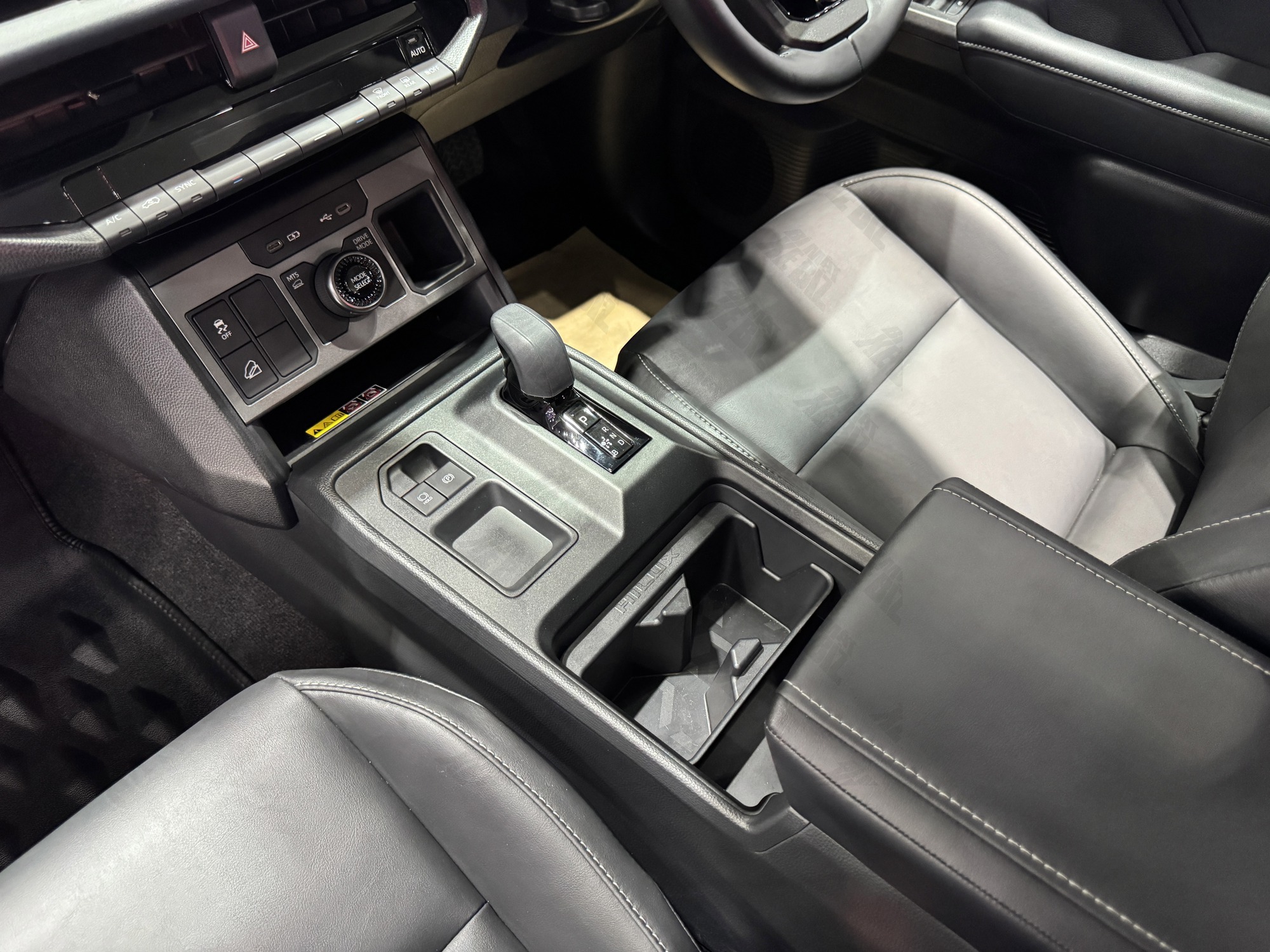 Cận cảnh Toyota Hilux điện tại BIMS 2026: Không còn 'nghèo' trang bị, màn hình như xe sang, sẵn sàng đấu sòng phẳng với Ranger về công nghệ- Ảnh 4.