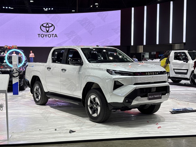 Cận cảnh Toyota Hilux điện tại BIMS 2026: Không còn 'nghèo' trang bị, màn hình như xe sang, sẵn sàng đấu sòng phẳng với Ranger về công nghệ- Ảnh 7.
