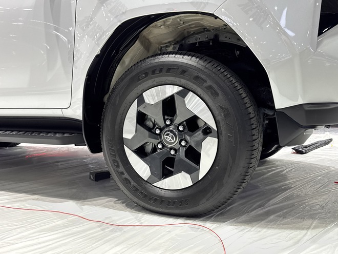 Cận cảnh Toyota Hilux điện tại BIMS 2026: Không còn 'nghèo' trang bị, màn hình như xe sang, sẵn sàng đấu sòng phẳng với Ranger về công nghệ- Ảnh 9.