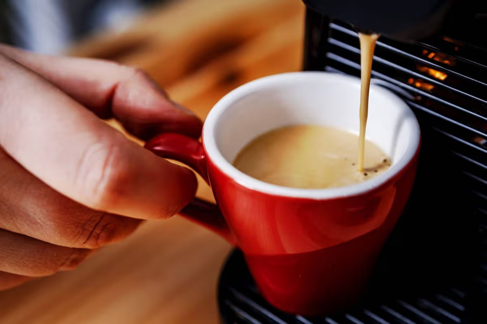 Cảnh báo cho bất kỳ ai uống cà phê trước 9 giờ sáng- Ảnh 1.