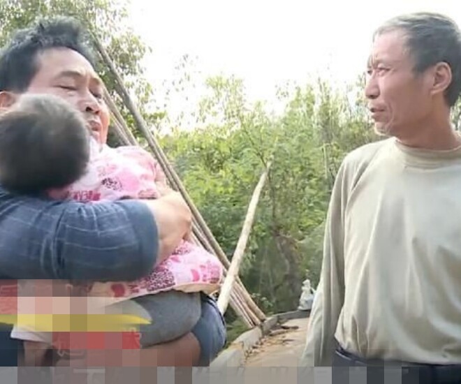 Anh Triệu Tân và bố vợ cũ. 