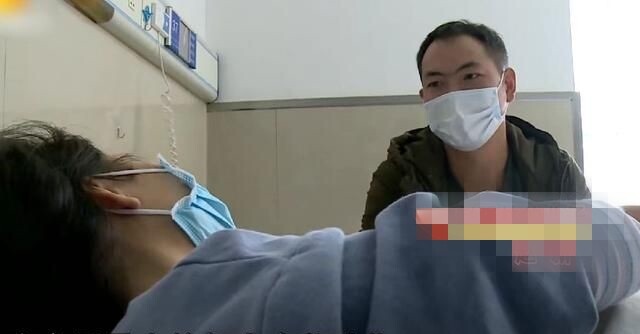 Anh Triệu Tân chăm sóc vợ cũ trong bệnh viện.