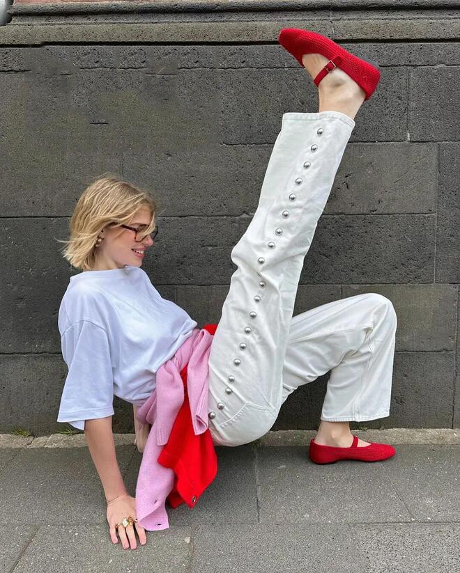 Không cần mua cả tủ giày cho mùa mới, chỉ với 2 đôi giày cơ bản giúp bạn giải quyết mọi phong cách Xuân Hè - 2