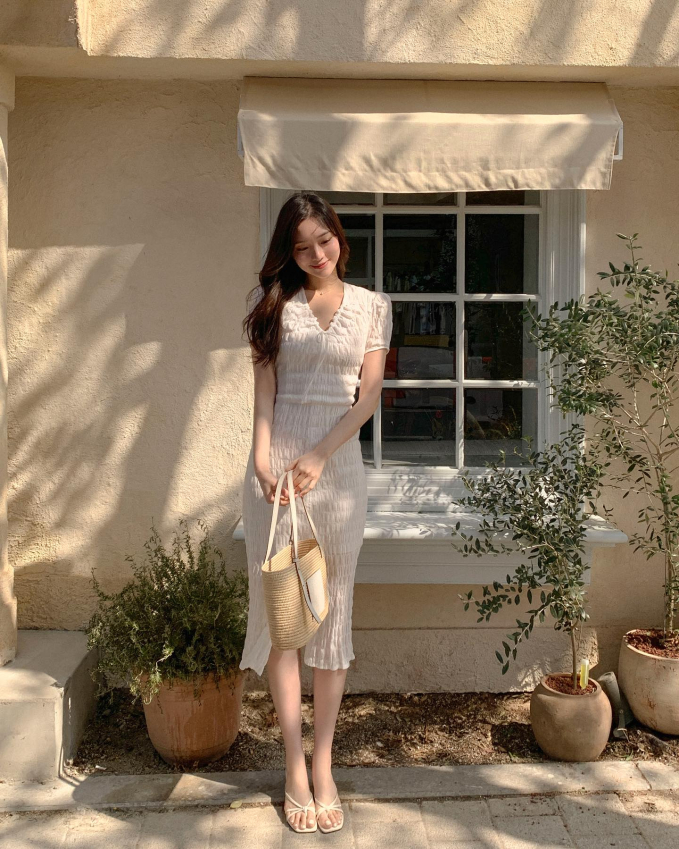 Váy liền dáng dài kết hợp sandal mang lại vẻ ngoài nhẹ nhàng, bay bổng cho mùa Hè. Thiết kế này giúp tiết kiệm thời gian phối đồ mà vẫn đảm bảo sự chỉn chu. Ưu tiên chất liệu thoáng mát và form suông để tạo cảm giác dễ chịu suốt ngày dài.