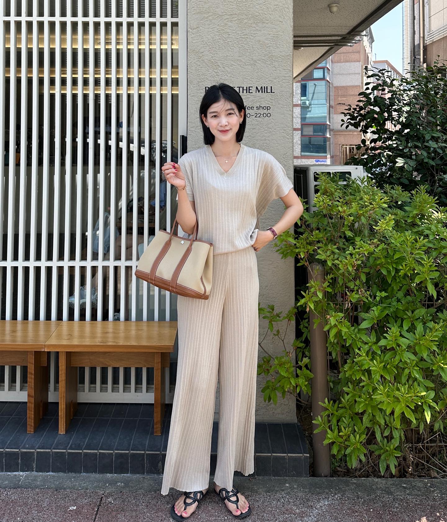 Quần ống rộng kết hợp cùng sandal tạo cảm giác thoáng mát, thanh thoát cho mùa Hè. Phần cổ chân lộ ra giúp tổng thể nhẹ nhàng hơn. Nên chọn chất liệu mỏng như linen, cotton và màu trung tính để outfit dễ ứng dụng, phù hợp cả đi làm lẫn dạo phố.