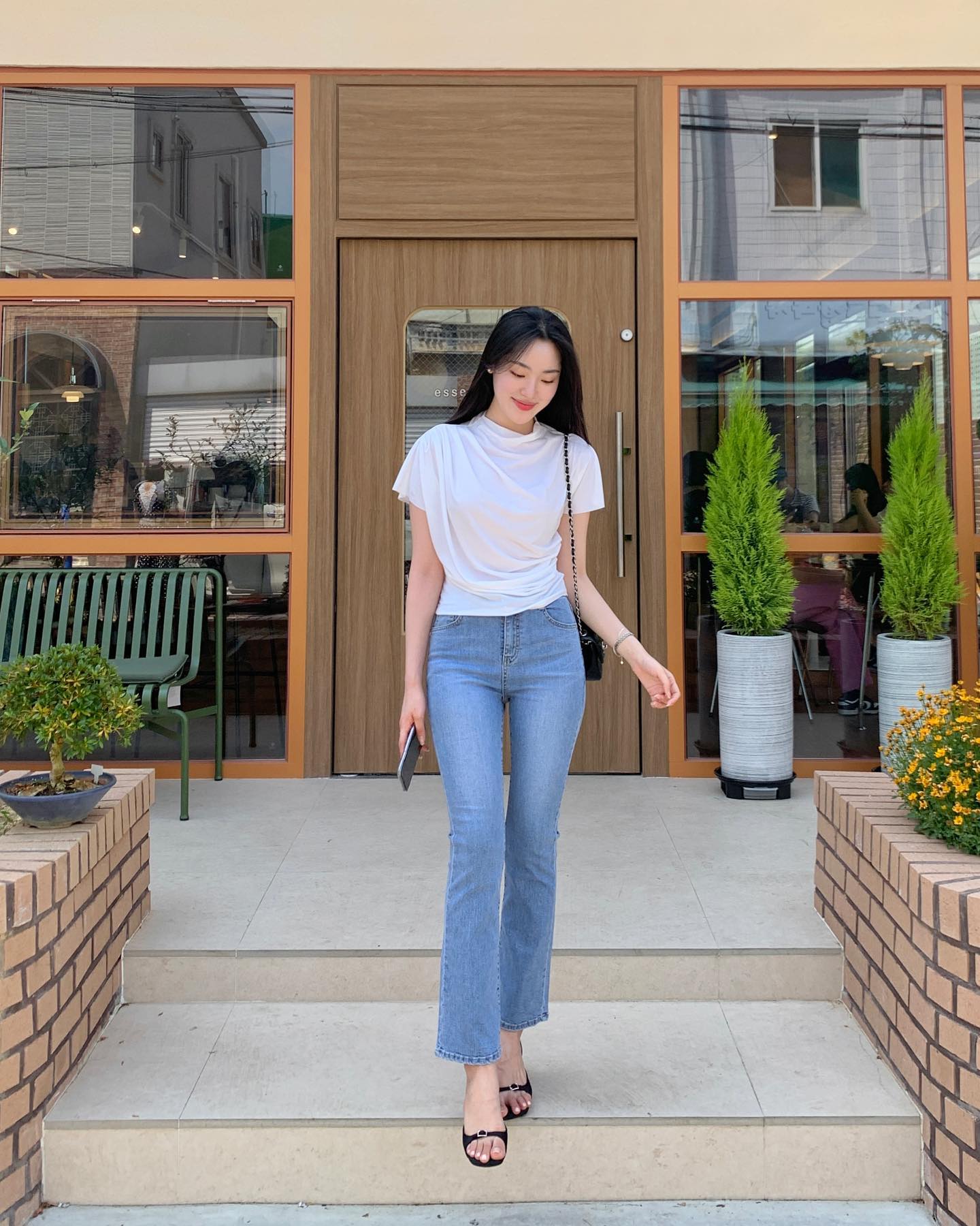 Sandal phối với quần jeans mang lại vẻ ngoài trẻ trung, năng động trong mùa Hè. Jeans dáng suông hoặc ống đứng giúp outfit gọn gàng, hiện đại hơn. Chỉ cần thêm áo thun hoặc sơ mi đơn giản là đủ tạo set đồ vừa thoải mái vừa có gu.