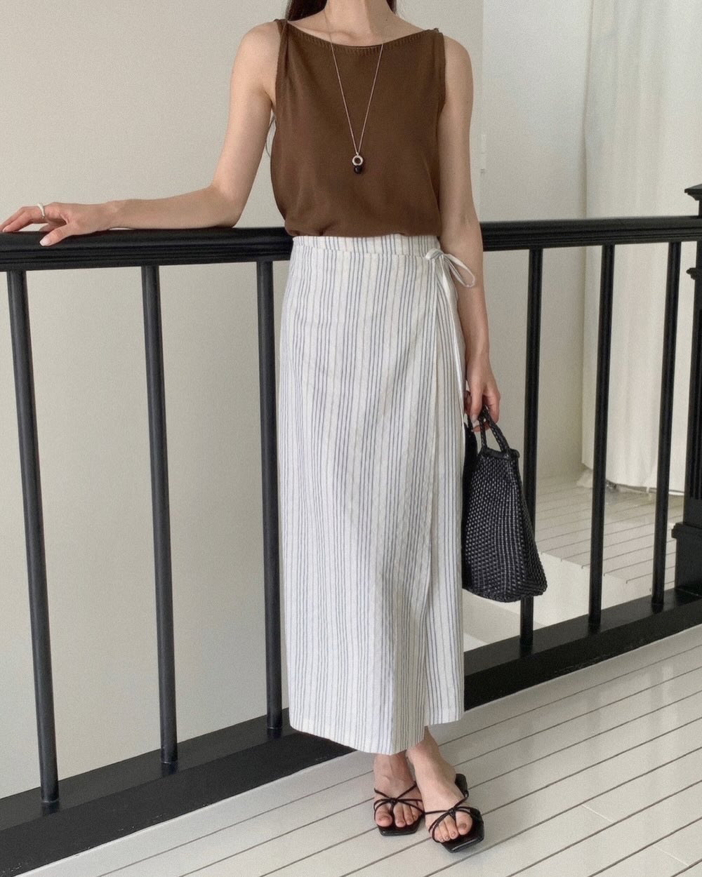 Khi kết hợp với chân váy, sandal trở nên nữ tính và mềm mại hơn trong mùa Hè. Váy ngắn giúp outfit trẻ trung, trong khi váy dài tạo vẻ thanh lịch. Chọn thiết kế đơn giản, màu hài hòa để tổng thể tinh tế, phù hợp nhiều hoàn cảnh khác nhau.