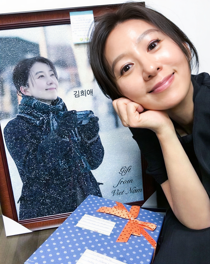 Kim Hee Ae khoe quà tặng từ Việt Nam trên Instagram cá nhân. Ảnh: Instagram heeae_official