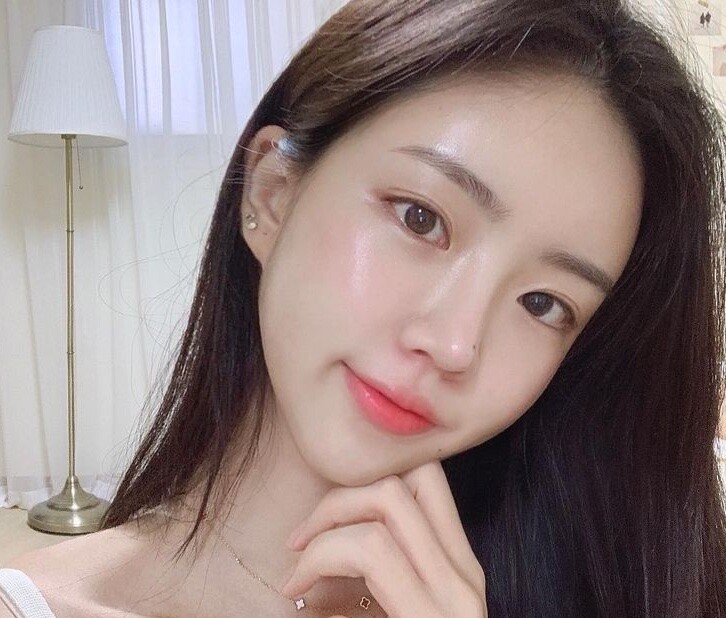 Thay vì sa đà vào thẩm mỹ, chị em nên chú ý xây dựng thói quen sinh hoạt lành mạnh, ăn ngủ điều độ sẽ giúp bạn đẹp từ bên trong.