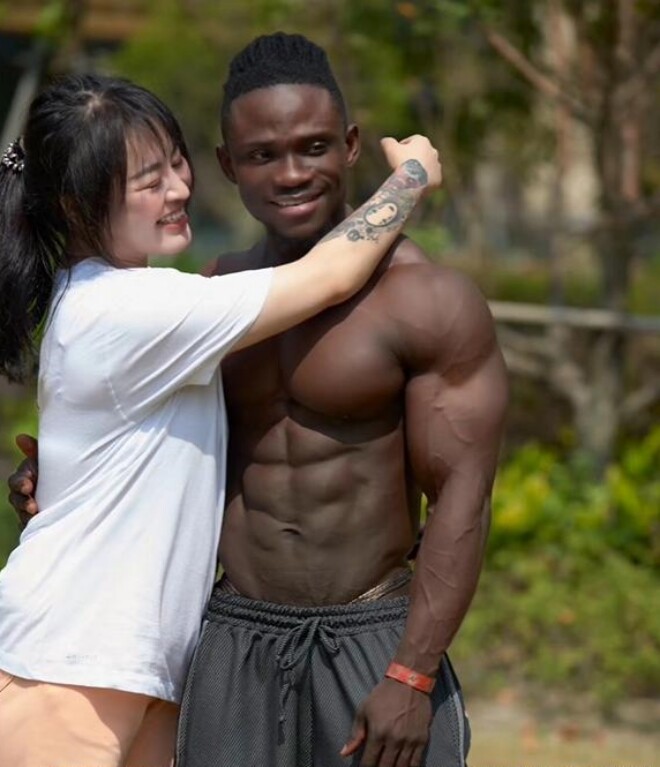 Phải lòng amp;#34;chị đẹpamp;#34; hơn 3 tuổi, HLV thể hình châu Phi quyết ở rể, sinh 2 con lai cho theo họ mẹ - 3