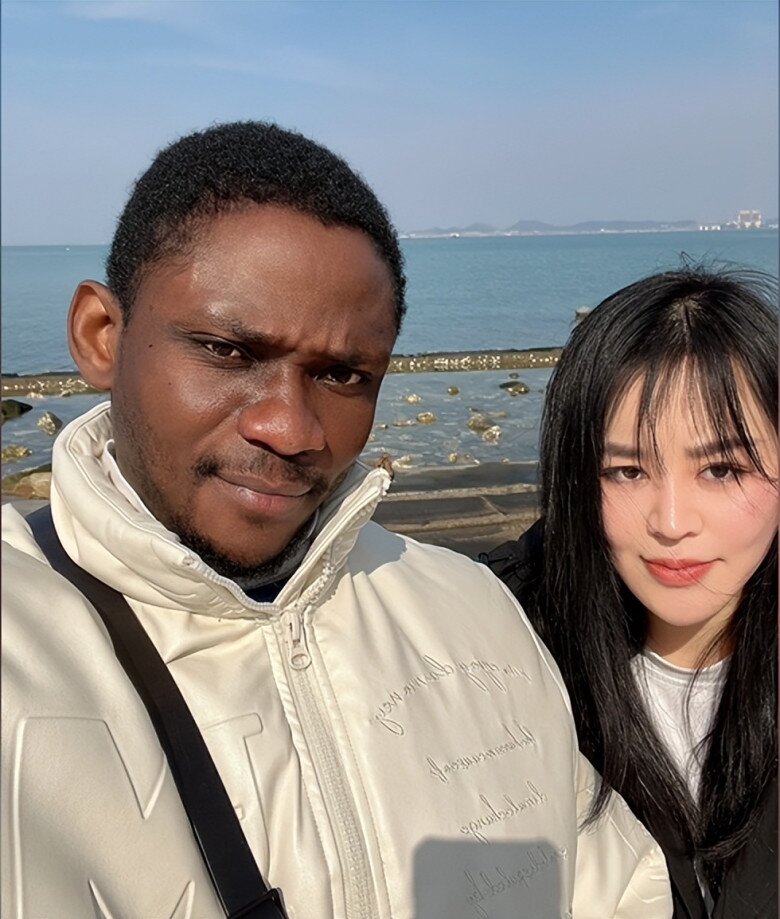 Phải lòng amp;#34;chị đẹpamp;#34; hơn 3 tuổi, HLV thể hình châu Phi quyết ở rể, sinh 2 con lai cho theo họ mẹ - 4