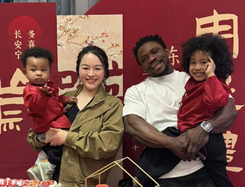 Phải lòng amp;#34;chị đẹpamp;#34; hơn 3 tuổi, HLV thể hình châu Phi quyết ở rể, sinh 2 con lai cho theo họ mẹ - 7