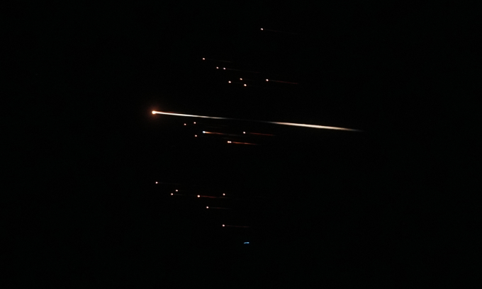 Tên lửa Iran bay qua bầu trời Bờ Tây và hướng về Israel hôm 23/3. Ảnh: AFP