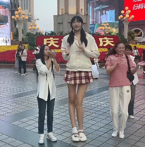 Chiều cao của Xiaoyue nổi bật so với mọi người.