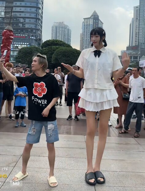 Cãi lời bố mẹ, hot girl 2m2 quyết có bầu với chồng 1m68, lúc đi sinh con, nhìn đứa trẻ mà sững sờ - 2