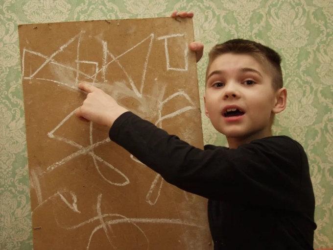 Boris có thể kể tên tất cả các hành tinh khi mới ba tuổi. Ảnh: westnews