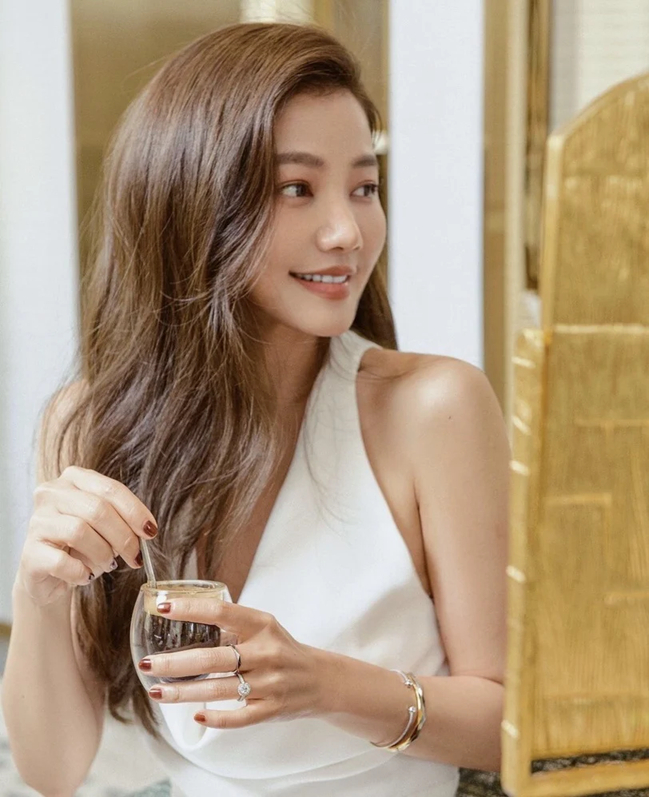 Hứa Lộ Nhi duy trì nhan sắc nhờ chế độ ăn uống lành mạnh kết hợp tập luyện.