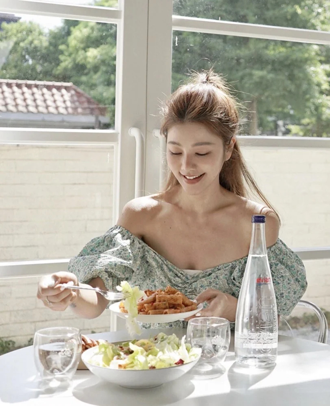 Ngoại hình tươi tắn, rạng rỡ như thiếu nữ đôi mươi của cô khiến truyền thông quốc tế cũng phải tìm đến để hỏi bí quyết.