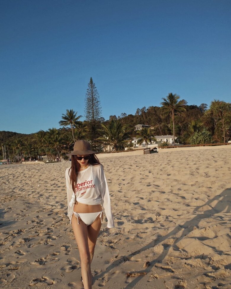 Vóc dáng thon thả như thiếu nữ của Hứa Lộ Nhi.