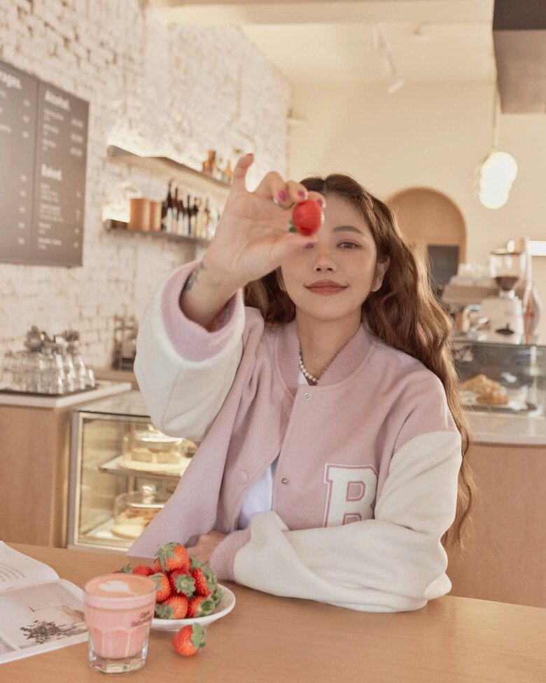 Nhà thiết kế 50 tuổi amp;#34;gây bãoamp;#34; quốc tế vì nhan sắc trẻ như thiếu nữ, tiết lộ bỏ 3 thứ để có vẻ đẹp amp;#34;không tuổiamp;#34; - 7