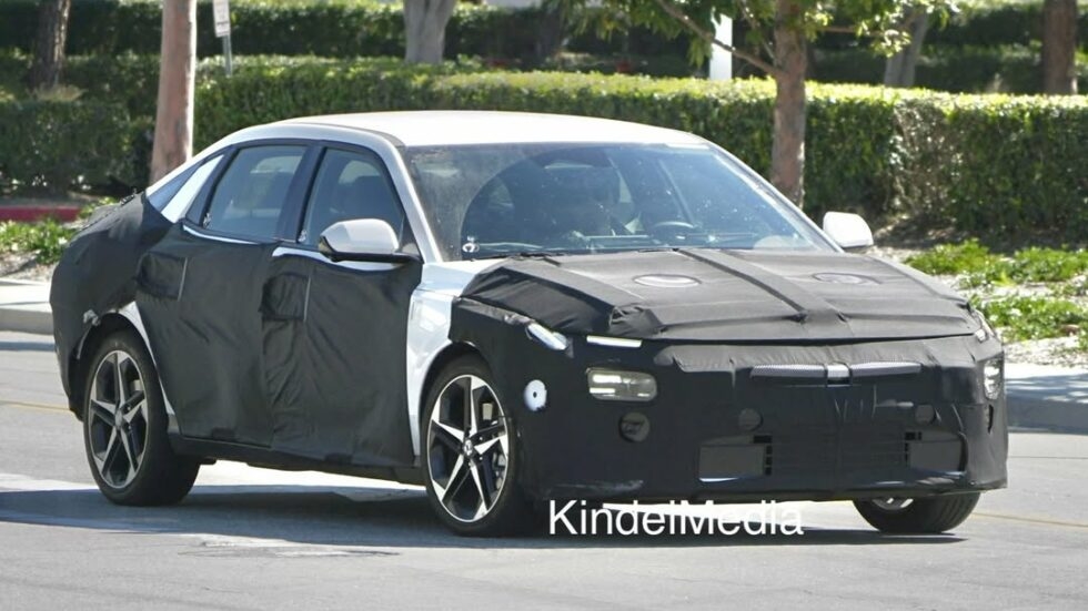 Lộ diện Hyundai Elantra 2027 bản tiền sản xuất: Thiết kế góc cạnh hơn, màn 17inch, động cơ hybrid tinh chỉnh- Ảnh 1.