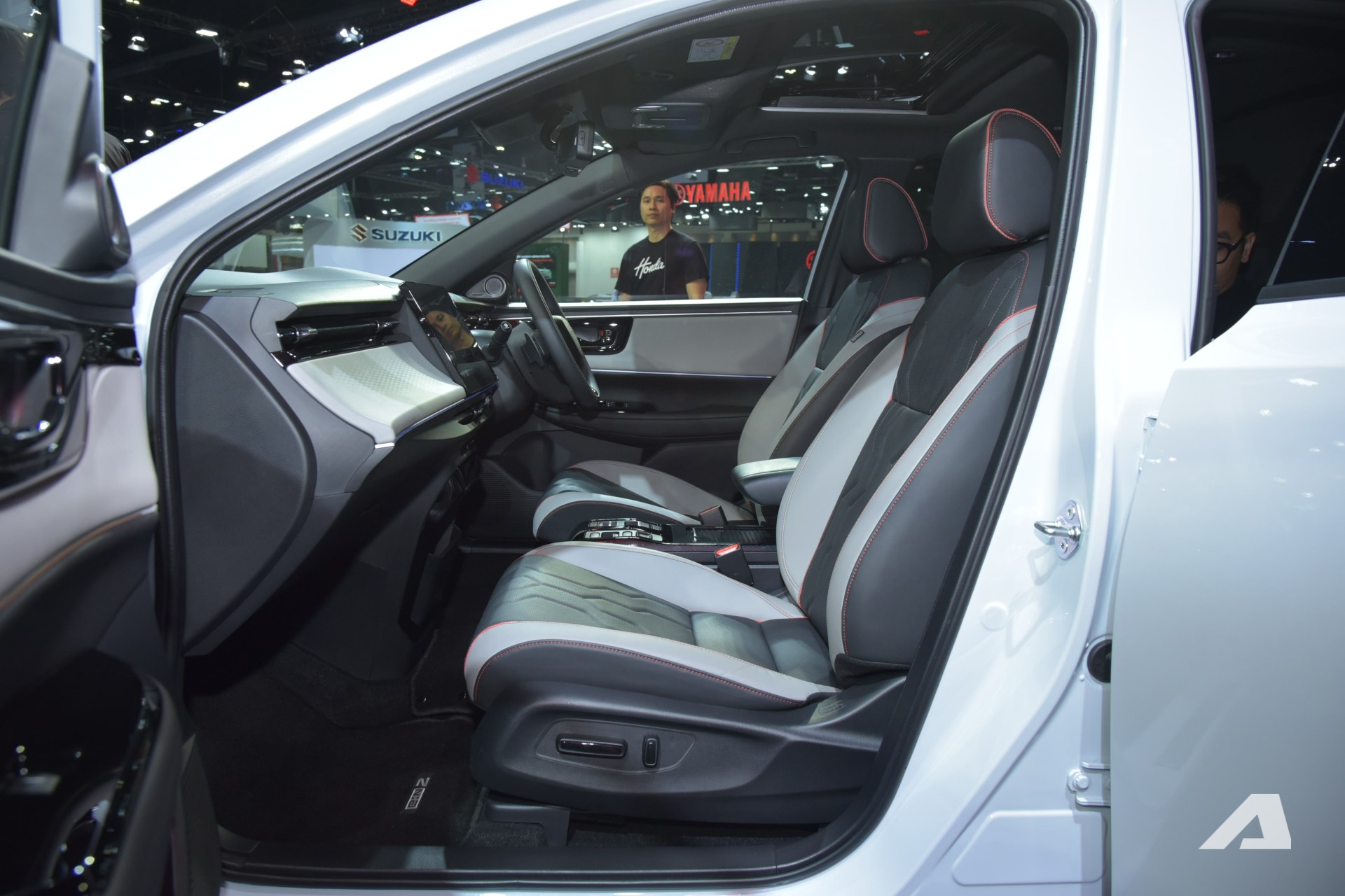 Ảnh thực tế Honda e:N2 giá quy đổi từ hơn 1,1 tỷ đồng: Ngang cỡ CR-V, dáng chất chơi kiểu Peugeot 408, chạy 530km/sạc- Ảnh 14.