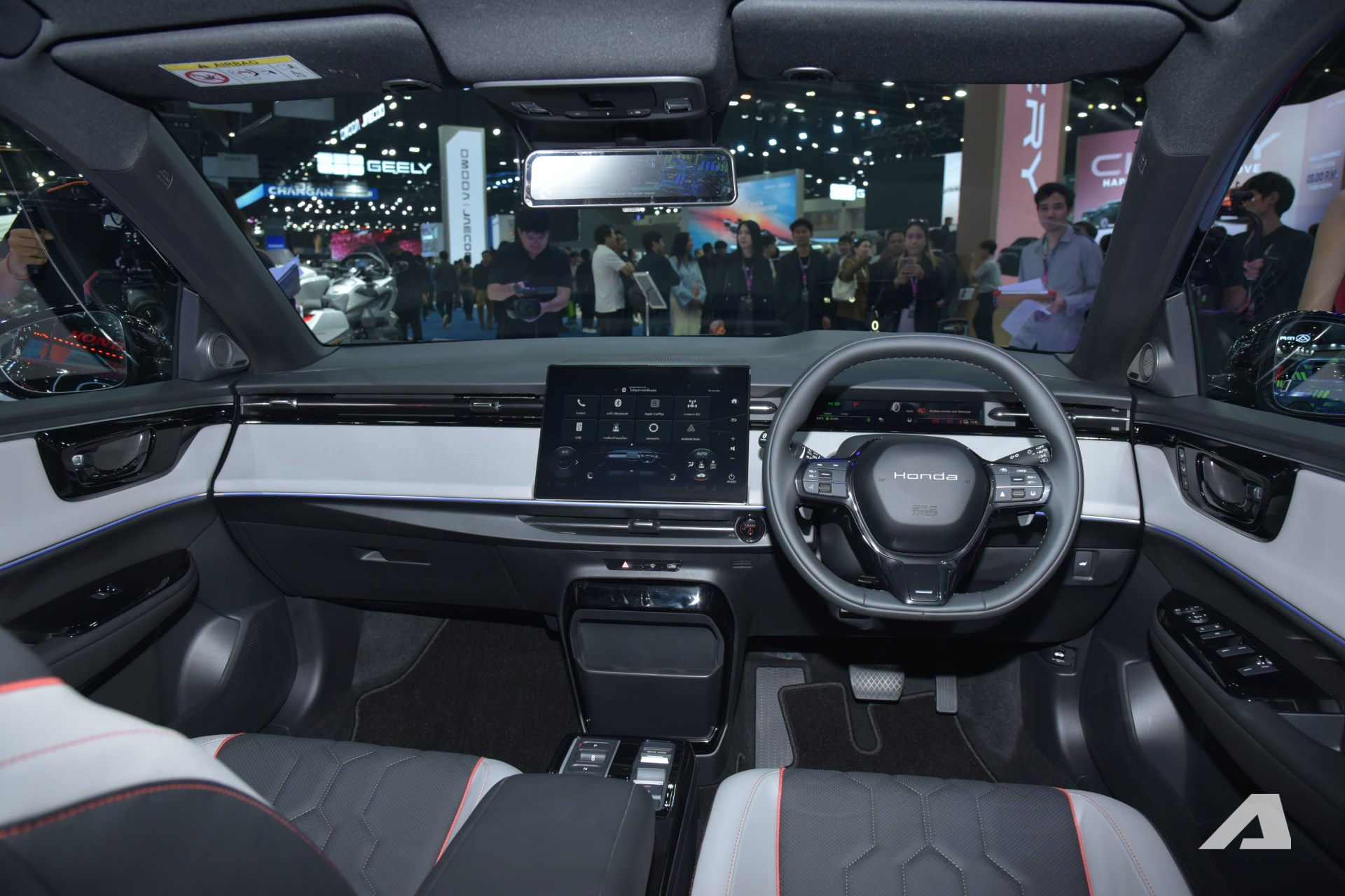Ảnh thực tế Honda e:N2 giá quy đổi từ hơn 1,1 tỷ đồng: Ngang cỡ CR-V, dáng chất chơi kiểu Peugeot 408, chạy 530km/sạc- Ảnh 4.