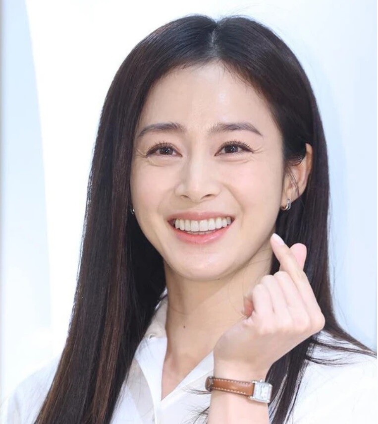 Mẹ hai con sinh xong dáng vẫn nuột nà, nhưng da dẻ, gương mặt đã lộ nhiều dấu hiệu lão hoá.