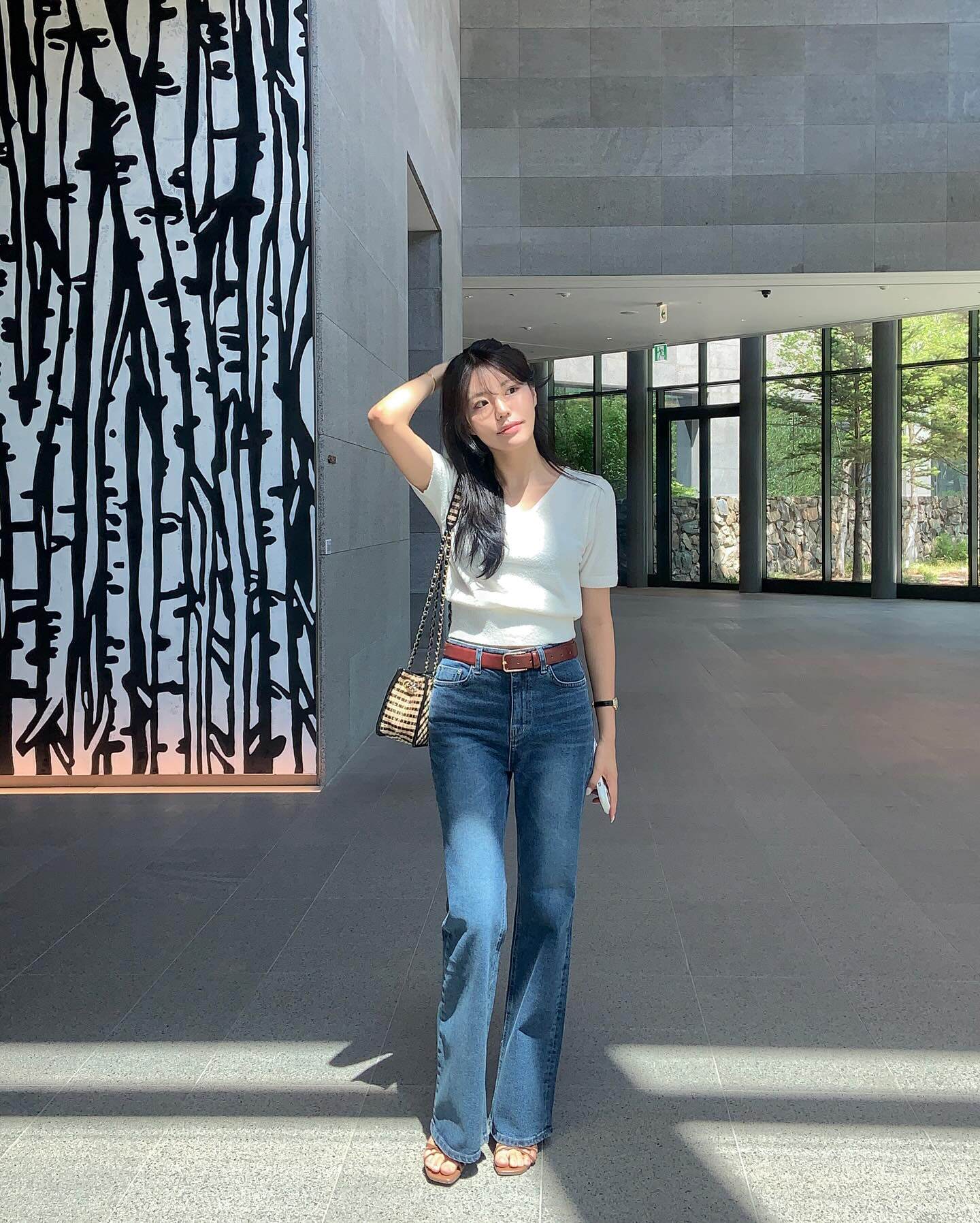 Quần jeans ống đứng giúp tạo hiệu ứng chân thẳng, gọn gàng hơn. Thiết kế không quá ôm cũng không quá rộng, phù hợp nhiều dáng người. Khi kết hợp cùng áo basic và sơ vin nhẹ, tổng thể trông cao ráo, hiện đại mà vẫn dễ ứng dụng.