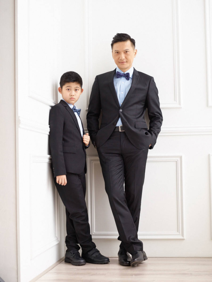 Trần Cẩm Hồng bên con trai. Ảnh: Epaper