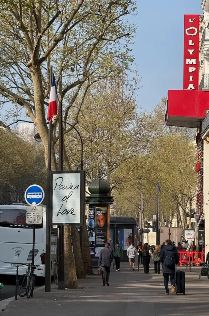 Power of Love của Celine Dion là một trong những ca khúc được in lên bảng hiệu ở Paris hôm 23/3, ngoài ra còn có  bài hát Pour que tu maimes encore. Ảnh: X/ @NewsDion