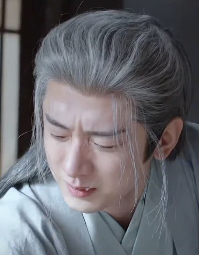 Thành Nghị khóc trôi kem nền.