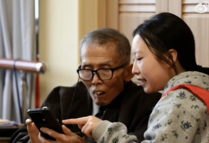 Zhang Jin đang dạy một cụ ông ở viện dưỡng lão dùng điện thoại thông minh.