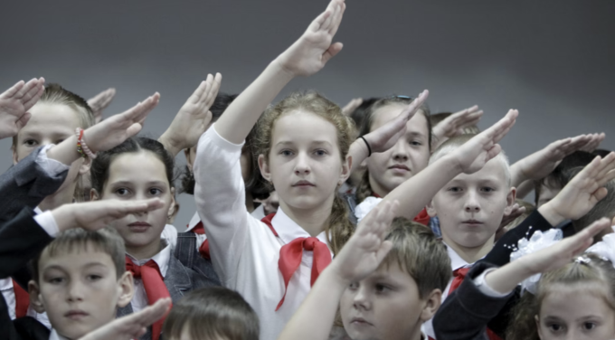 Trẻ em hân hoan ăn mừng tại một buổi lễ ở Kazminskoye, Nga, năm 2015. Ảnh: Eduard Korniyenko / Reuters