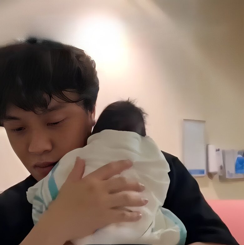 Người chồng bơ phờ, tóc rối bù phụ vợ chăm con.