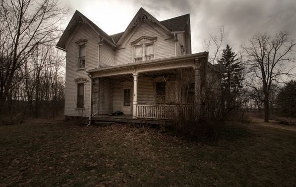 Tà khí thường đến từ môi trường và sinh hoạt, ví dụ như không gian ẩm thấp, thiếu ánh sáng, không khí tù đọng hoặc môi trường sống thiếu sạch sẽ.