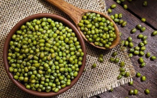 Theo quan niệm dân gian, đậu xanh có thể hấp thụ năng lượng xấu khi mang theo người.