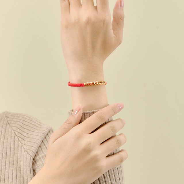 Vòng tay chỉ đỏ biểu tượng của sự bảo hộ và niềm tin tâm linh, giúp gia tăng cảm giác bình an.