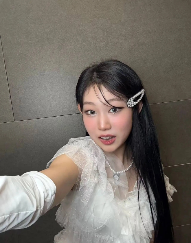 Cô bé không chỉ thay đổi diện mạo mà còn tích cực học hành.