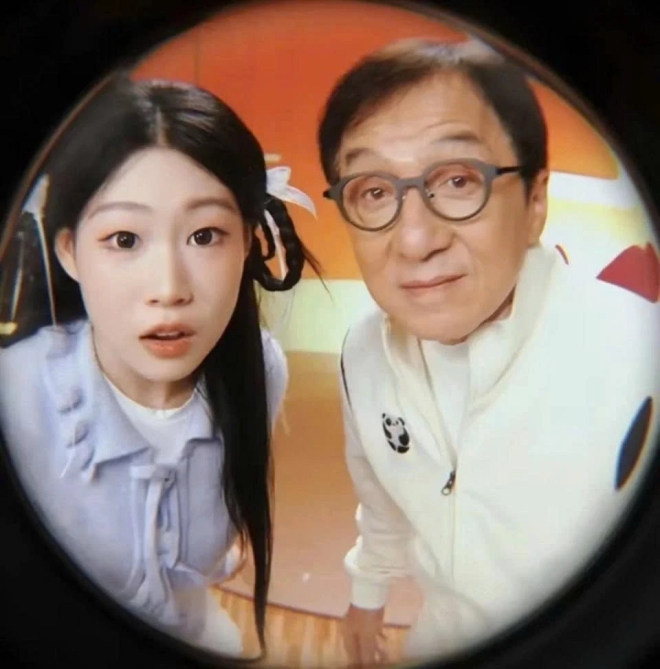 Hình ảnh Thẩm Giai Nhuận bên Thành Long càng gây bức xúc trên mạng.