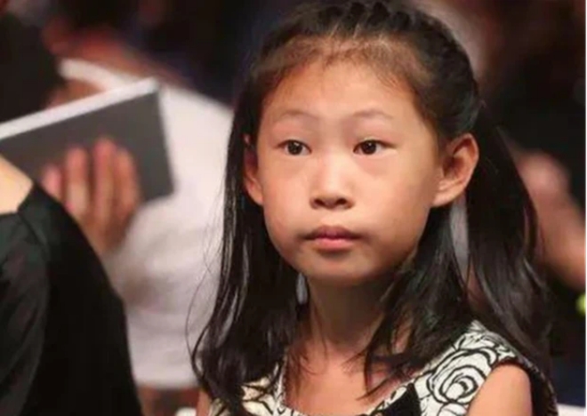 Thẩm Giai Nhuận rất mạnh dạn và khẳng định bản thân tự hào vì ngoại hình giống bố.