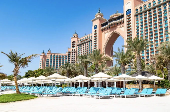 Nhiều ghế tắm nắng tại các khu du lịch có thể sẽ không có người ngồi trong một thời gian. Ảnh: UCG/Universal Images Group Editorial