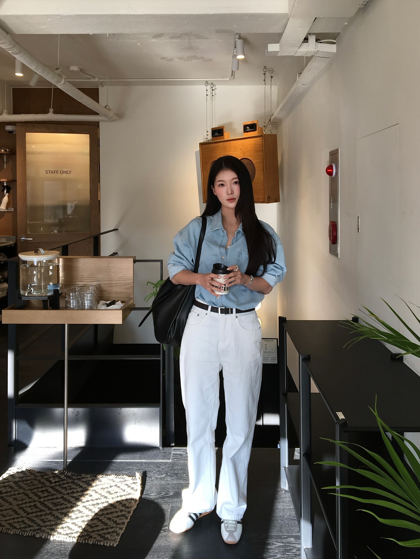 Áo sơ mi là item kinh điển, dễ mặc và không bao giờ lỗi mốt. Khi phối cùng quần âu ống rộng hoặc chân váy suông, tổng thể trở nên thanh lịch, gọn gàng. Chọn form rộng nhẹ sẽ giúp outfit trông hiện đại và thoải mái hơn.