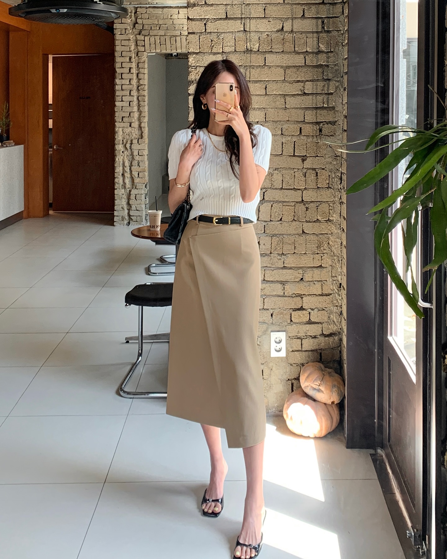 Chân váy suông mang lại vẻ ngoài gọn gàng, tinh tế và dễ phối đồ. Kết hợp với áo blouse sẽ tăng nét nữ tính, còn phối với sơ mi hoặc blazer giúp tổng thể chỉn chu hơn. Đây là item linh hoạt, phù hợp từ công sở đến dạo phố.