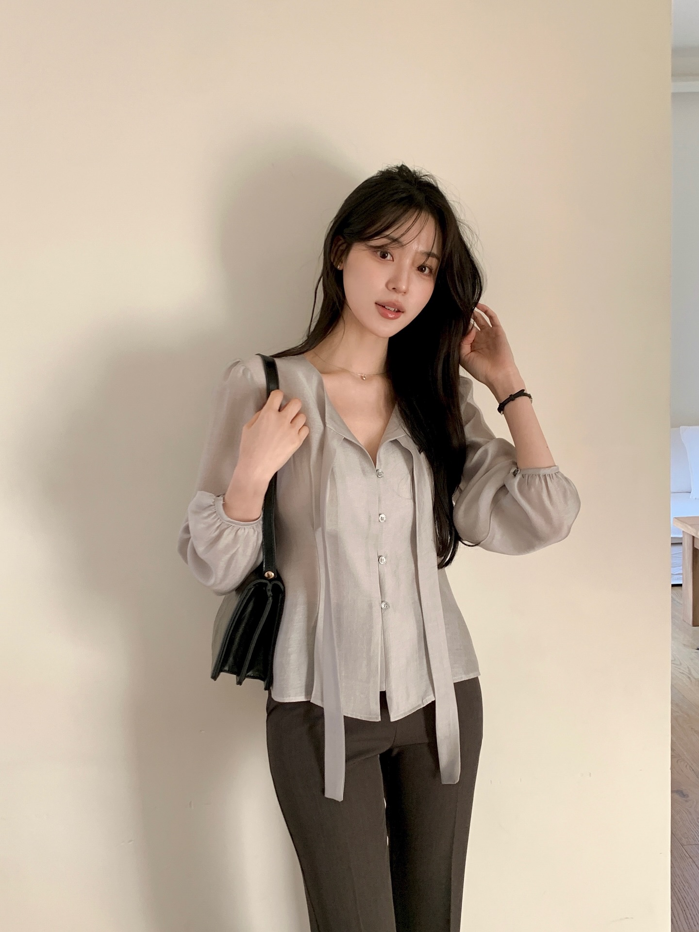 Áo blouse mang lại vẻ ngoài nữ tính, mềm mại và dễ ứng dụng. Có thể phối với chân váy suông để tăng nét thanh lịch hoặc kết hợp quần âu ống rộng để trông hiện đại hơn. Chỉ cần thay đổi cách mix, item này đã đủ giúp outfit luôn mới mẻ.