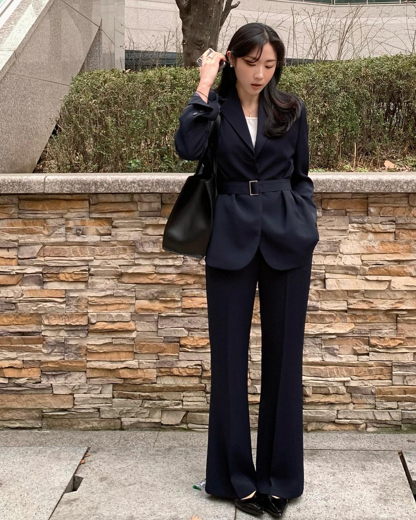 Không cần mua nhiều, 5 món đồ này đủ để chị em công sở tha hồ mặc đẹp cả năm mà chẳng lo nhàm chán - 7